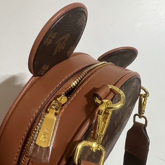 ✨$450✨  WATER PROOF  MICKEY MOUSE ZIPPER CROSSBODY BAG Disney land - Picture 6 of 14